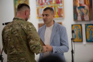 Світлина. До Дня Незалежності десять родин військових отримали сертифікати на житло. Закони та права, допомога, військовий, житло, Хмельницький, сертифікат