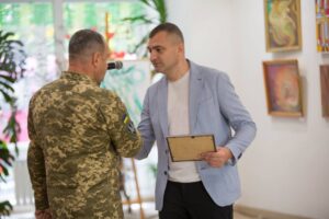 Світлина. До Дня Незалежності десять родин військових отримали сертифікати на житло. Закони та права, допомога, військовий, житло, Хмельницький, сертифікат