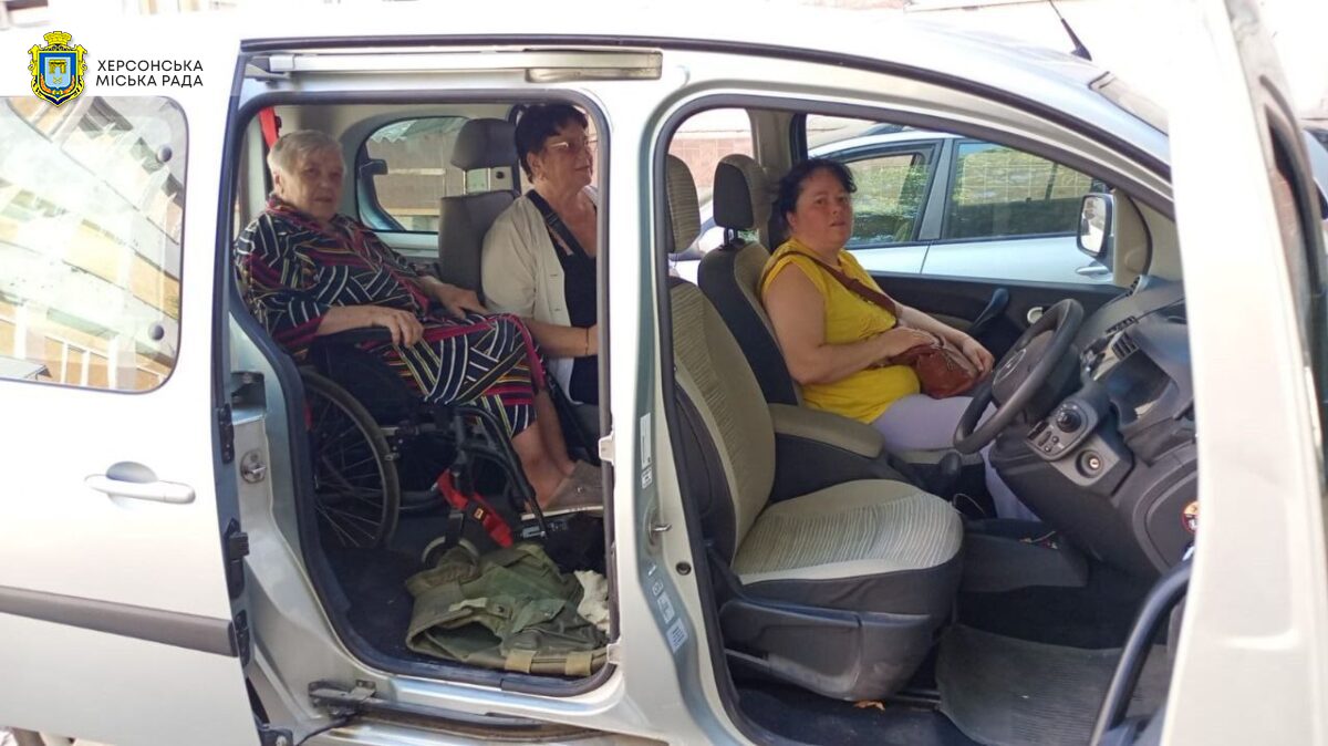 Протягом тижня “Соціальне таксі” опрацювало 109 заявок від маломобільних та людей з інвалідністю (ФОТО). інвалідність, перевезення, послуга, соціальне таксі, херсонська громада
