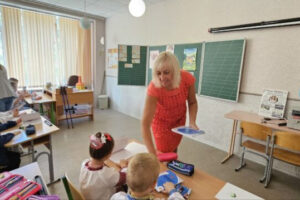 Світлина. У школах Одеси проводять уроки безбар’єрності. Безбар'єрність, інвалідність, Одеса, школа, ініціатива Без бар’єрів, урок безбар’єрності