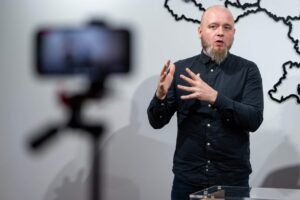 Чому жестова мова має бути в ефірі: розмова з Юрієм Табакою про місію перекладача