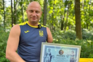 Боєць з двома ампутаціями встановив національний рекорд із присідання на одній нозі