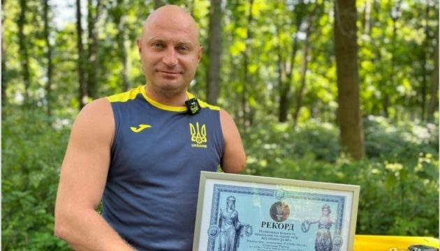 Боєць з двома ампутаціями встановив національний рекорд із присідання на одній нозі. ветеран, національний рекорд україни, нога, олександр ревтюх, присідання