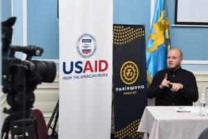 Світлина. Чому жестова мова має бути в ефірі: розмова з Юрієм Табакою про місію перекладача. Інтерв'ю, порушення слуху, жестова мова, перекладач, медіа, Юрій Табака