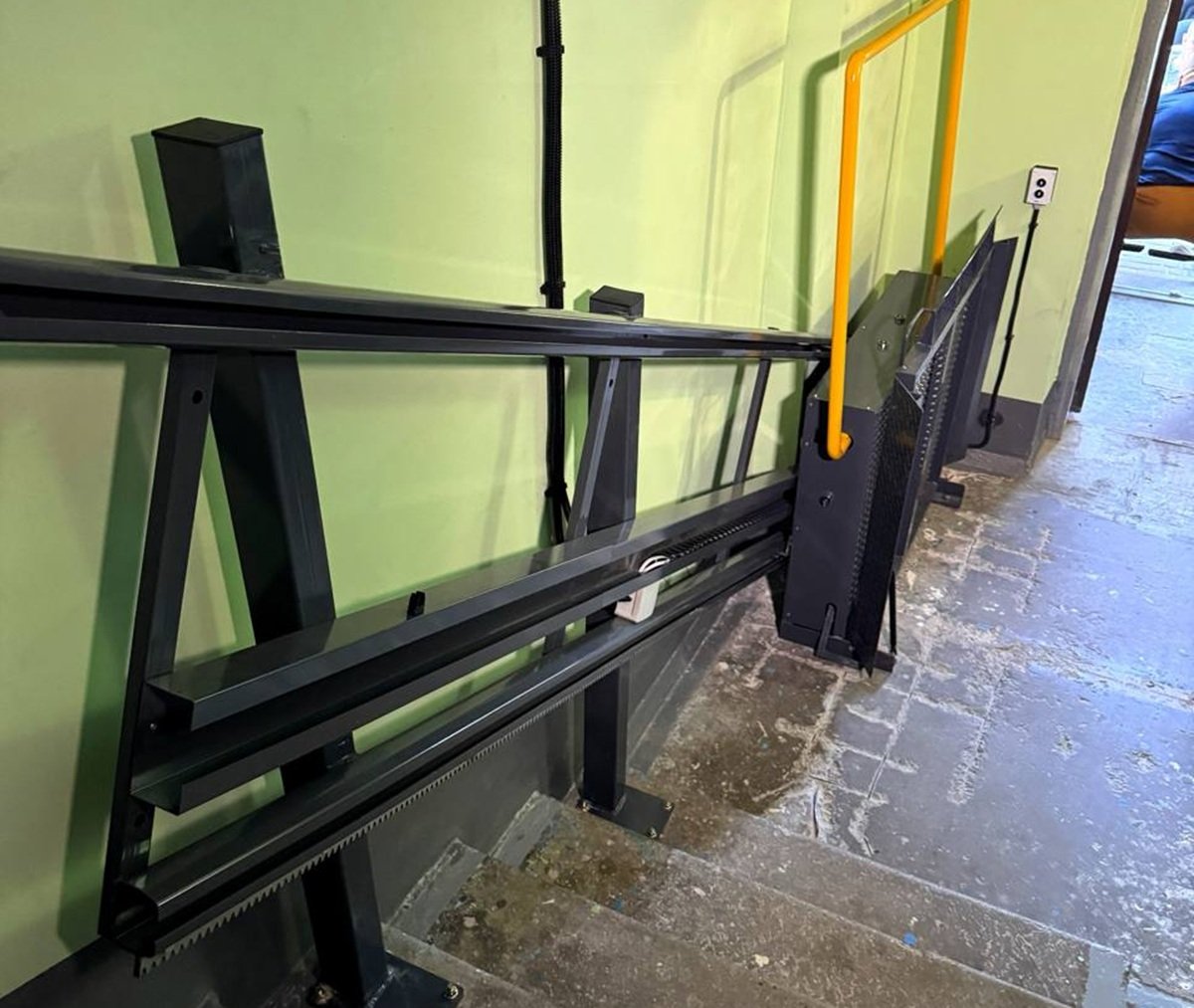 Подарунок для Героя — у Запоріжжі встановили підйомник для ветерана, попри початковий спротив (ФОТО). інвалідність, ветеран, запоріжжя, підйомник, юрій улітенко