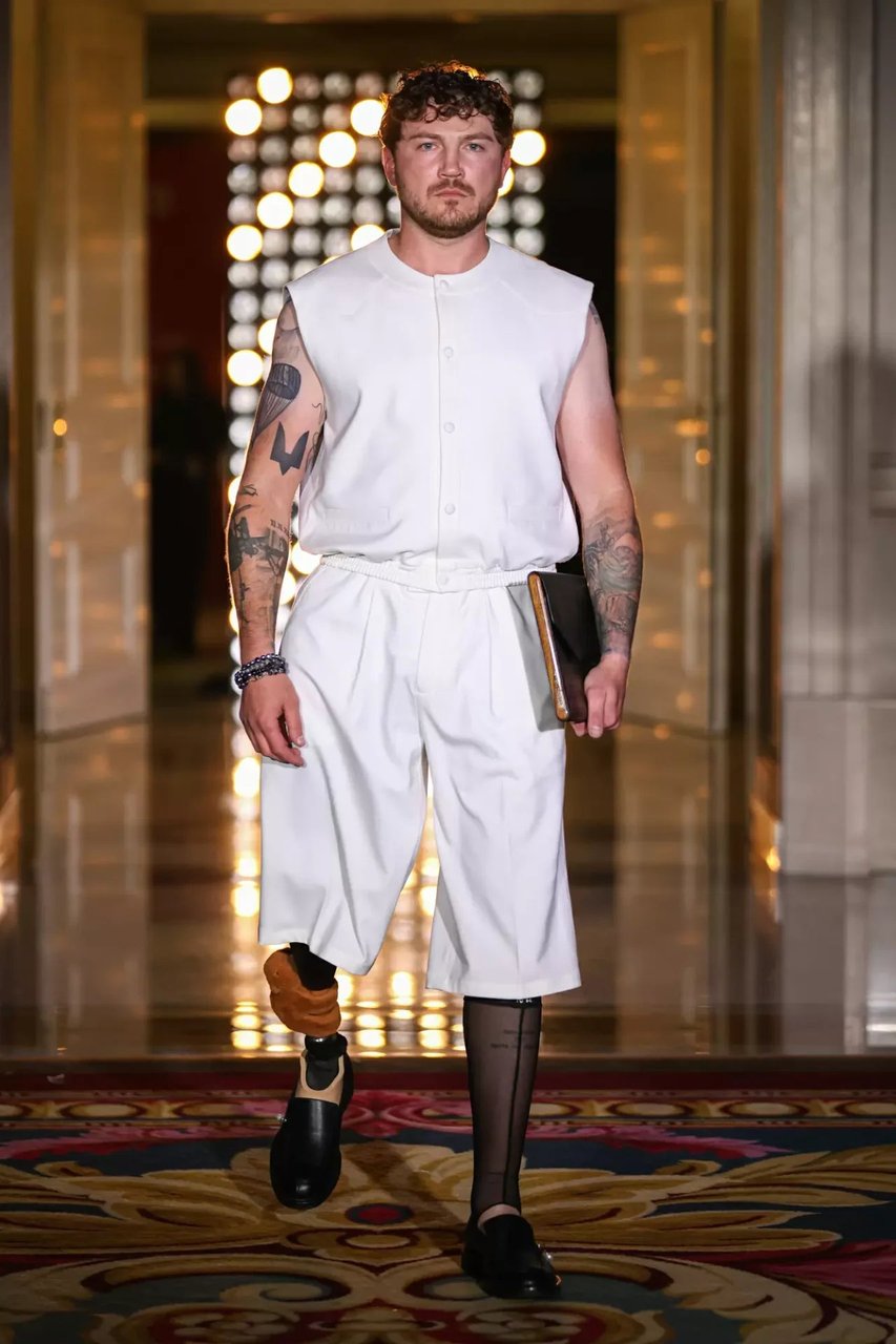 «Починають нове життя». Ветерани з ампутаціями взяли участь у показі Andreas Moskin у рамках Ukrainian Fashion Week. ukrainian fashion week, ампутація, ветеран, показ andreas moskin, протез