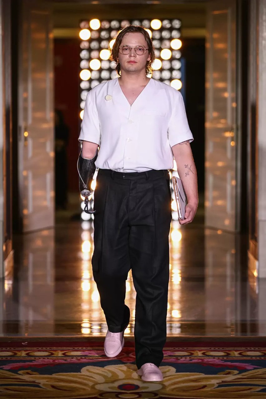 «Починають нове життя». Ветерани з ампутаціями взяли участь у показі Andreas Moskin у рамках Ukrainian Fashion Week. ukrainian fashion week, ампутація, ветеран, показ andreas moskin, протез