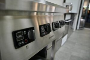 Світлина. У Тячеві запрацювала інклюзивна кондитерська-кав’ярня «Шоколад». Робота, інвалідність, професія, самореалізація, Тячів, кондитерська-кавʼярня Шоколад