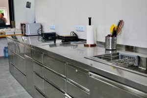 Світлина. У Тячеві запрацювала інклюзивна кондитерська-кав’ярня «Шоколад». Робота, інвалідність, професія, самореалізація, Тячів, кондитерська-кавʼярня Шоколад