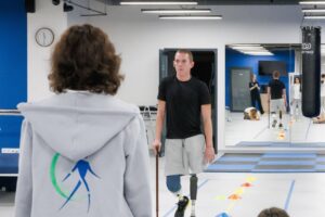 Світлина. Життя після ампутації. Як українські ветерани відновлюються після втрати кінцівки: історія Олексія Дернова. Реабілітація, протез, поранення, військовий, MCOP, Олексій Дернов