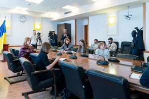 Світлина. Послуги для маломобільних категорій з числа ВПО: отримати кваліфіковану допомогу можна відразу на пункті евакуації. Закони та права, інвалідність, допомога, ВПО, брифінг, пункт евакуації