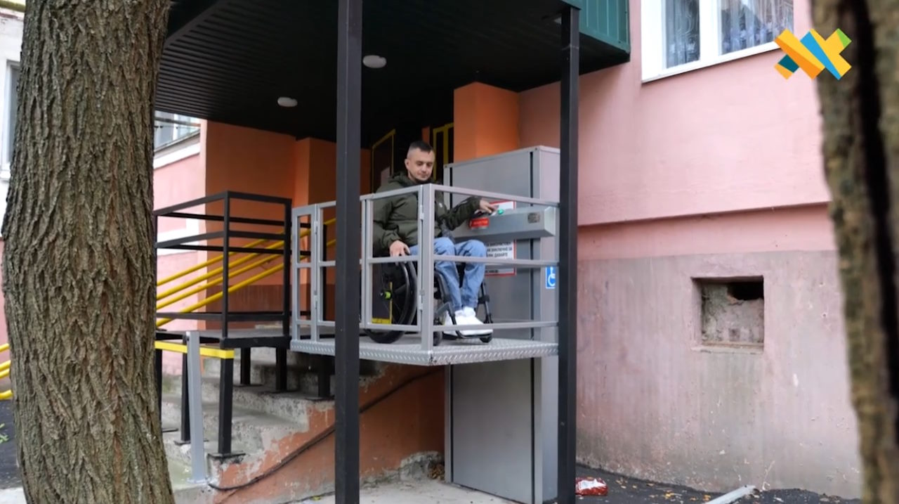 Шлях до інклюзивності: до кінця року Житомир матиме 11 підйомників у 8-ми житлових багатоповерхівках (ВІДЕО). інклюзивність, житлова багатоповерхівка, житомир, облаштування, підйомник