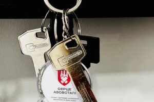 Світлина. Оборонець Маріуполя Микола Куркурін отримав ключі від власної квартири за програмою «Вдома». Новини, Мариуполь, квартира, оборонець, ГО Серце Азовсталі, Микола Куркурін