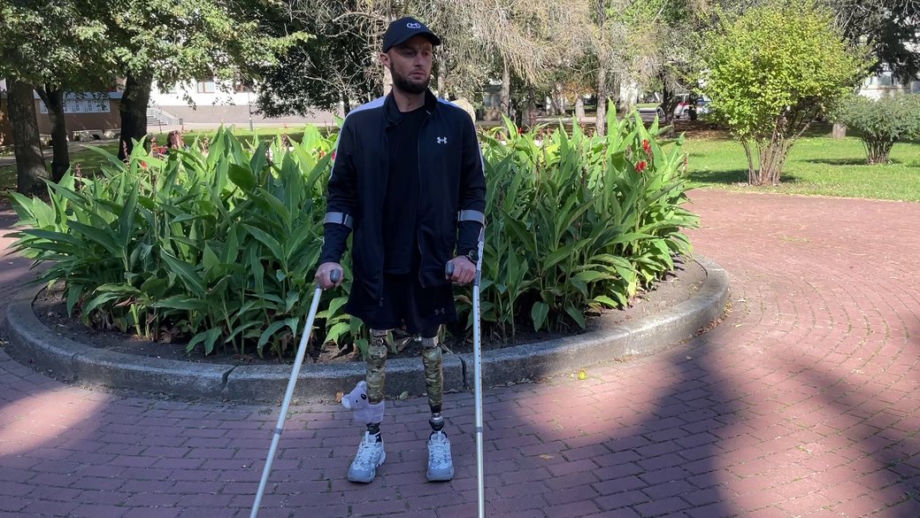 “Хочеться далі жити життям”. Військовий з Херсонщини переніс понад 120 операцій, тепер вчиться ходити з протезами (ВІДЕО). ампутація, військовий, олександр безверхній, поранення, протез