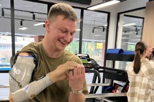 Світлина. Життя після ампутації. Як українські ветерани відновлюються після втрати кінцівки: історія Олексія Дернова. Реабілітація, протез, поранення, військовий, MCOP, Олексій Дернов