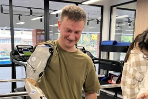 Світлина. Життя після ампутації. Як українські ветерани відновлюються після втрати кінцівки: історія Олексія Дернова. Реабілітація, протез, поранення, військовий, MCOP, Олексій Дернов