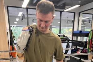 Світлина. Життя після ампутації. Як українські ветерани відновлюються після втрати кінцівки: історія Олексія Дернова. Реабілітація, протез, поранення, військовий, MCOP, Олексій Дернов