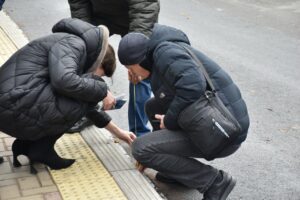 Світлина. Вінниця зручна для всіх. У місті тестують кассельські бордюри, щоб зробити зупинки громадського транспорту більш доступними. Безбар'єрність, інвалідність, Вінниця, громадський транспорт, зупинка, кассельські бордюри