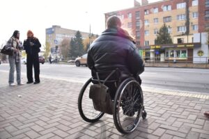 Світлина. Вінниця зручна для всіх. У місті тестують кассельські бордюри, щоб зробити зупинки громадського транспорту більш доступними. Безбар'єрність, інвалідність, Вінниця, громадський транспорт, зупинка, кассельські бордюри