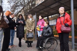 Світлина. Вінниця зручна для всіх. У місті тестують кассельські бордюри, щоб зробити зупинки громадського транспорту більш доступними. Безбар'єрність, інвалідність, Вінниця, громадський транспорт, зупинка, кассельські бордюри