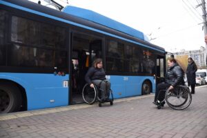 Світлина. Вінниця зручна для всіх. У місті тестують кассельські бордюри, щоб зробити зупинки громадського транспорту більш доступними. Безбар'єрність, інвалідність, Вінниця, громадський транспорт, зупинка, кассельські бордюри