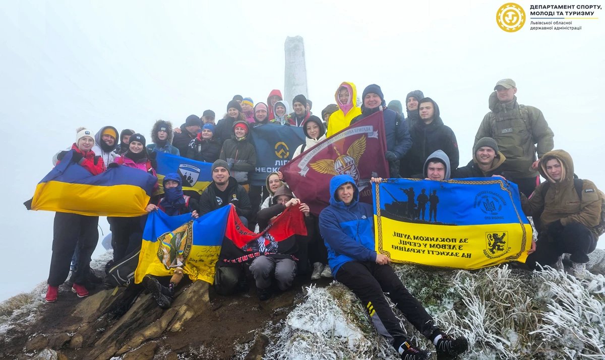 Ветерани на протезах піднялися на найвищу вершину Львівщини — гору Пікуй (ФОТО). ветеран, гора пікуй, проєкт терапія мандрами, протез, сходження