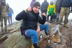 Світлина. Ветерани на протезах піднялися на найвищу вершину Львівщини — гору Пікуй. Реабілітація, протез, ветеран, сходження, гора Пікуй, проєкт Терапія мандрами