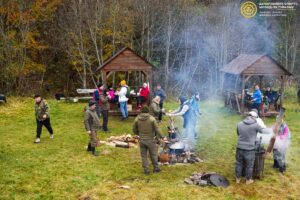Світлина. Ветерани на протезах піднялися на найвищу вершину Львівщини — гору Пікуй. Реабілітація, протез, ветеран, сходження, гора Пікуй, проєкт Терапія мандрами