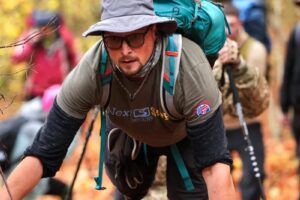 Світлина. Ветерани на протезах піднялися на найвищу вершину Львівщини — гору Пікуй. Реабілітація, протез, ветеран, сходження, гора Пікуй, проєкт Терапія мандрами