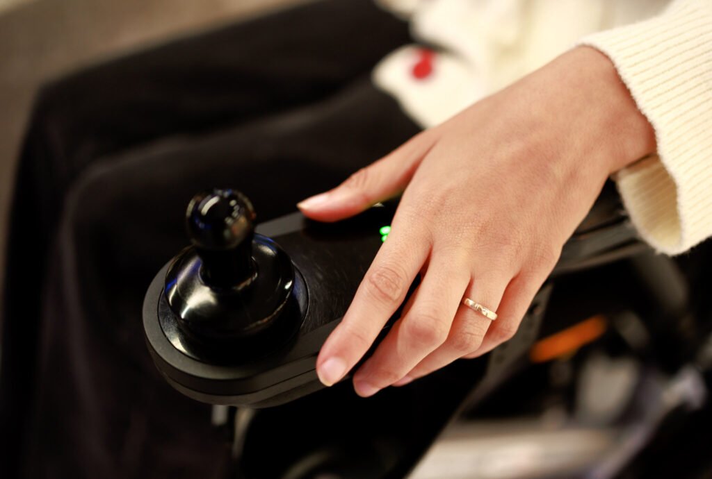 «Іноді люди здивовано дивляться на мене, а я не розумію чому, а потім: ага, я ж на кріслі колісному»: історія франківки Юлії. інвалідність, крісло колісне, розсіяний склероз, хвороба, юля