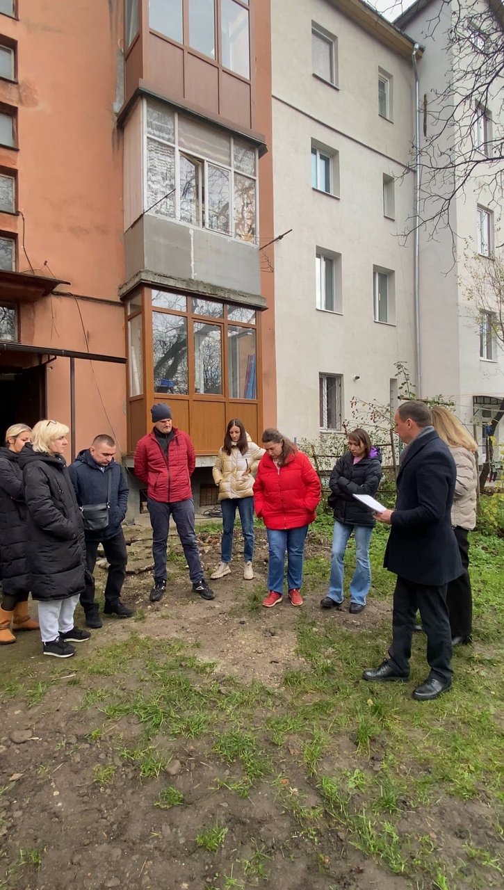 У Франківську мешканці будинку — проти пандуса для дитини з інвалідністю: що кажуть у мерії (ФОТО, ВІДЕО). івано-франківськ, інвалідність, будинок, доступність, пандус