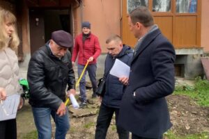 Світлина. У Франківську мешканці будинку — проти пандуса для дитини з інвалідністю: що кажуть у мерії. Безбар'єрність, інвалідність, доступність, пандус, Івано-Франківськ, будинок