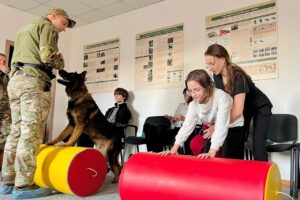 Світлина. Поліцейські Прикарпаття впроваджують каністерапію для дітей з особливими освітніми потребами. Реабілітація, особливими освітніми потребами, діти, Прикарпаття, канистерапия, поліція