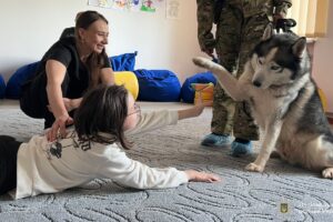 Світлина. Поліцейські Прикарпаття впроваджують каністерапію для дітей з особливими освітніми потребами. Реабілітація, особливими освітніми потребами, діти, Прикарпаття, канистерапия, поліція