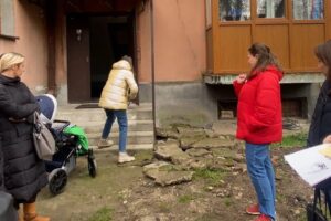 Світлина. У Франківську мешканці будинку — проти пандуса для дитини з інвалідністю: що кажуть у мерії. Безбар'єрність, інвалідність, доступність, пандус, Івано-Франківськ, будинок