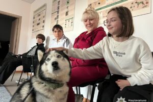 Поліцейські Прикарпаття впроваджують каністерапію для дітей з особливими освітніми потребами (ФОТО, ВІДЕО)