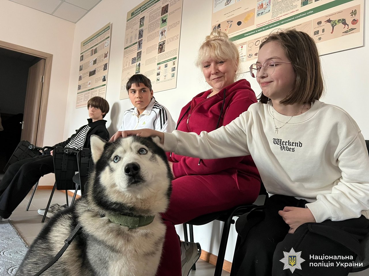 Поліцейські Прикарпаття впроваджують каністерапію для дітей з особливими освітніми потребами (ФОТО, ВІДЕО). діти, канистерапия, особливими освітніми потребами, поліція, прикарпаття