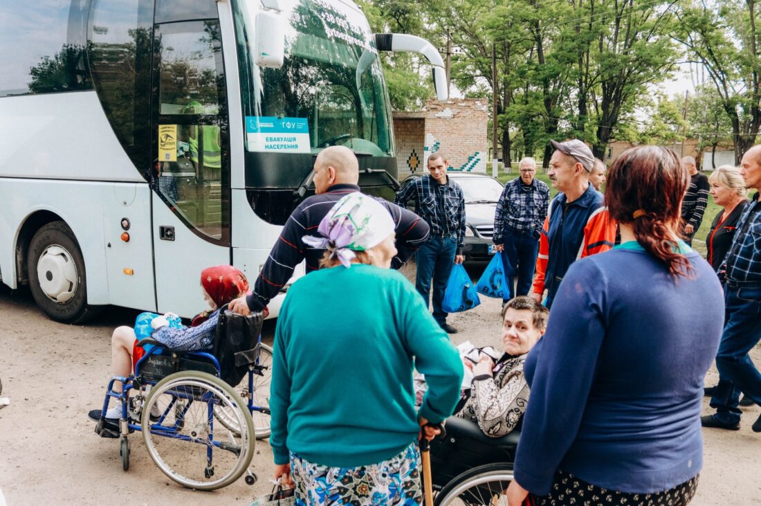 У Донецькій області лишаються понад 1,1 тисяча одиноких маломобільних людей: більшість із них не дають згоду на евакуацію. донеччина, евакуація, маломобільна особа, моніторинг, соціальний працівник