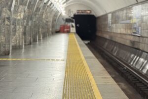 Світлина. У столичному метро облаштовують тактильні індикатори: завершені роботи на 3 станціях. Безбар'єрність, Київ, порушення зору, пасажир, метро, тактильні індикатори