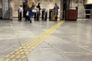 Світлина. У столичному метро облаштовують тактильні індикатори: завершені роботи на 3 станціях. Безбар'єрність, Київ, порушення зору, пасажир, метро, тактильні індикатори