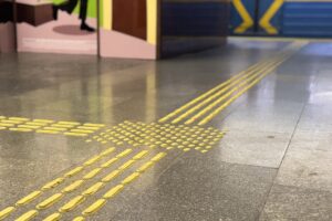 Світлина. У столичному метро облаштовують тактильні індикатори: завершені роботи на 3 станціях. Безбар'єрність, Київ, порушення зору, пасажир, метро, тактильні індикатори