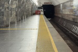Світлина. У столичному метро облаштовують тактильні індикатори: завершені роботи на 3 станціях. Безбар'єрність, Київ, порушення зору, пасажир, метро, тактильні індикатори