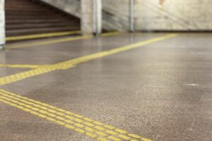 Світлина. У столичному метро облаштовують тактильні індикатори: завершені роботи на 3 станціях. Безбар'єрність, Київ, порушення зору, пасажир, метро, тактильні індикатори