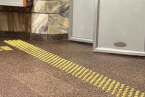 Світлина. У столичному метро облаштовують тактильні індикатори: завершені роботи на 3 станціях. Безбар'єрність, Київ, порушення зору, пасажир, метро, тактильні індикатори