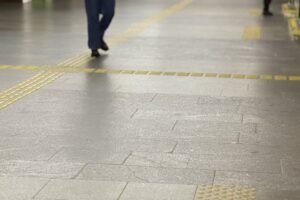 Світлина. У столичному метро облаштовують тактильні індикатори: завершені роботи на 3 станціях. Безбар'єрність, Київ, порушення зору, пасажир, метро, тактильні індикатори