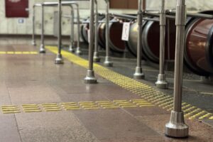 Світлина. У столичному метро облаштовують тактильні індикатори: завершені роботи на 3 станціях. Безбар'єрність, Київ, порушення зору, пасажир, метро, тактильні індикатори