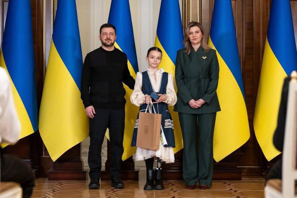 Дев’ятирічна гімнастка з Чорноморська, яка виступає на протезі, отримала високу нагороду з рук Президента України. гімнастка, медаль, нагорода, олександра паскаль, протез