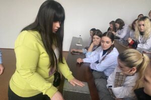 Світлина. Зір – це не лише очі: історія вчительки, яка надихає дітей у Кропивницькому. Робота, незрячий, центр зайнятості, порушення зору, педагогиня, Панченко Оксана