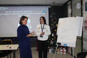 Світлина. Міграційники Харкова пройшли тренінг з інклюзивної взаємодії. Навчання, інвалідність, тренинг, Харків, працівник, міграційна служба