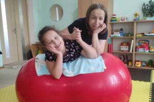 «Приїжджаємо, як додому – в затишок, підтримку і розуміння»: як у центрі реабілітації на Волині працюють з юними пацієнтами (ФОТО)